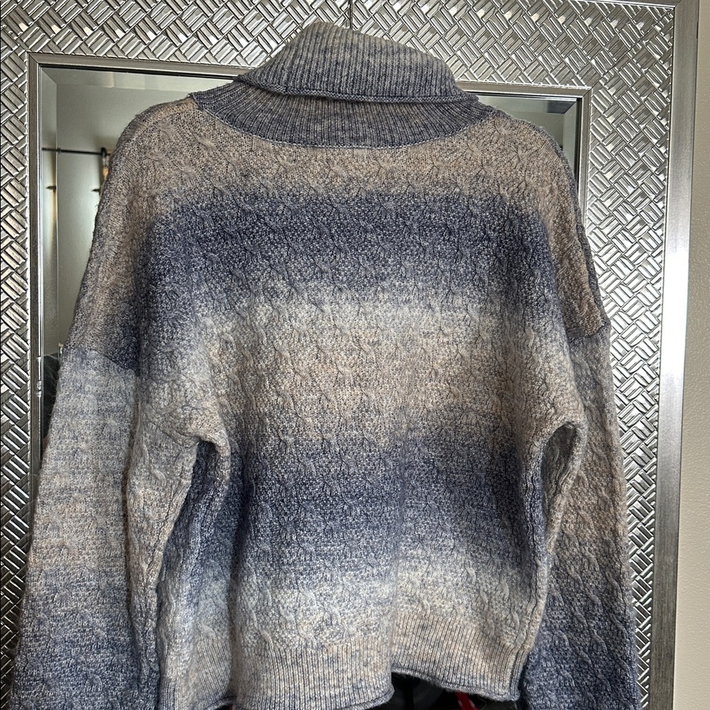 Beautiful sweater - Picture 4 of 4